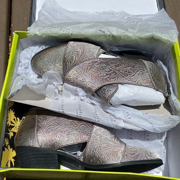 Very Volatile glossy silver floral cloth strap ankle booties size 6.5 - Picture 6 of 12